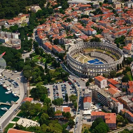 Parkside With Free Parking Pula